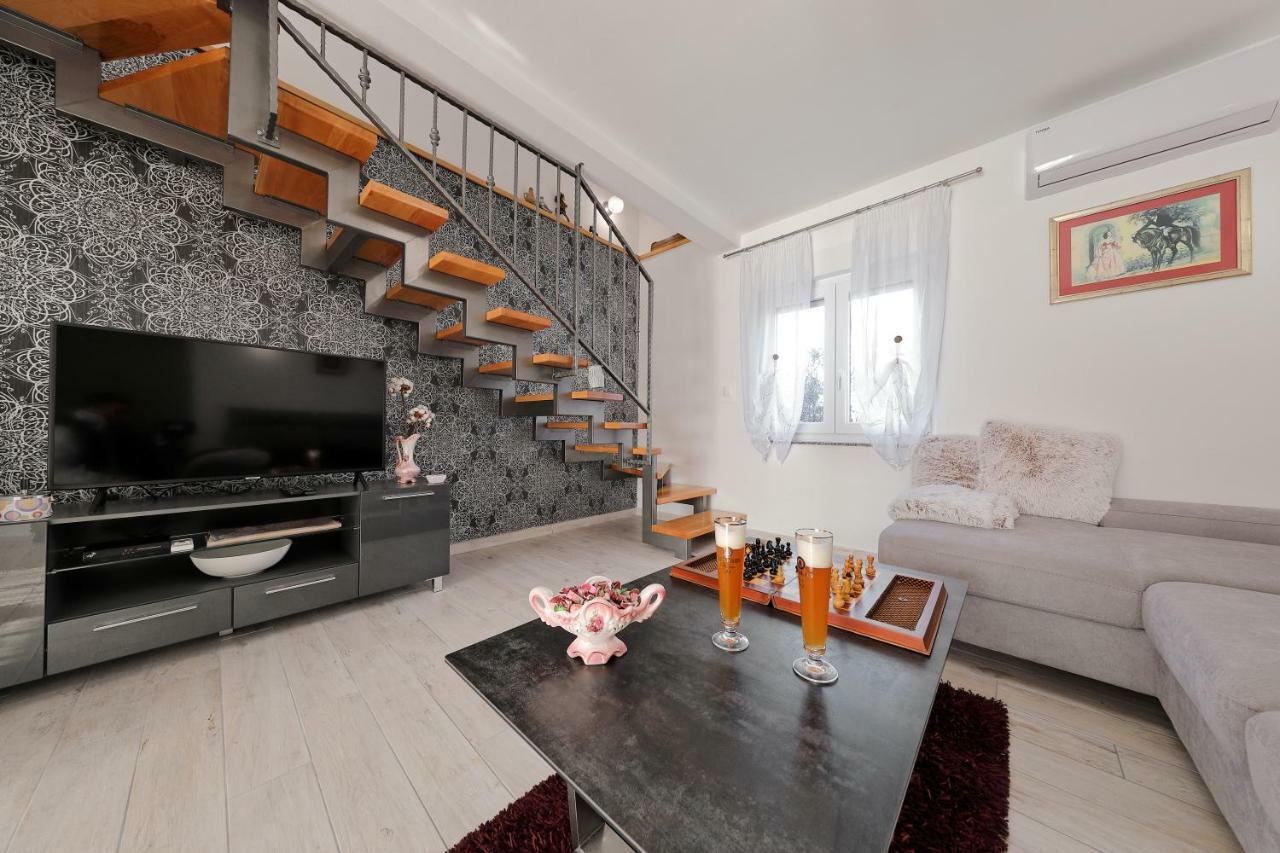 Holiday Home Hrast Debeljak Esterno foto